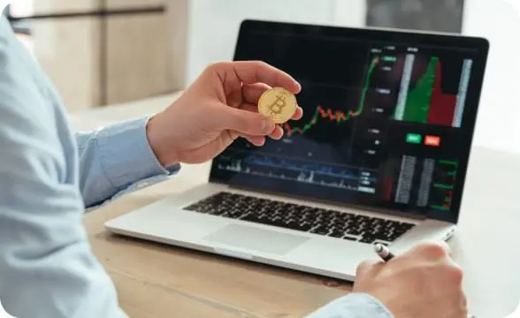 Immediate Profit i handel kryptowalutami na laptopie podczas analizy rynku